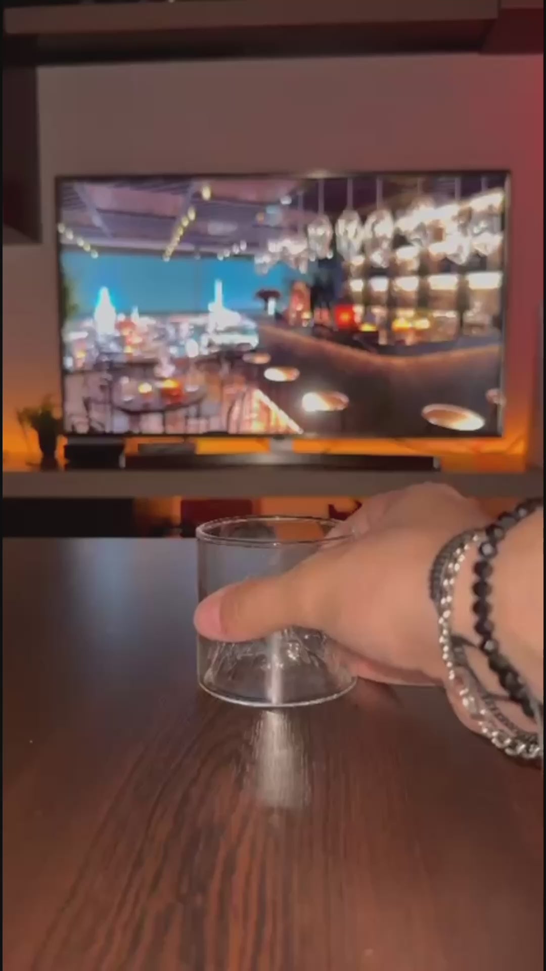 Încarcă clipul video: 